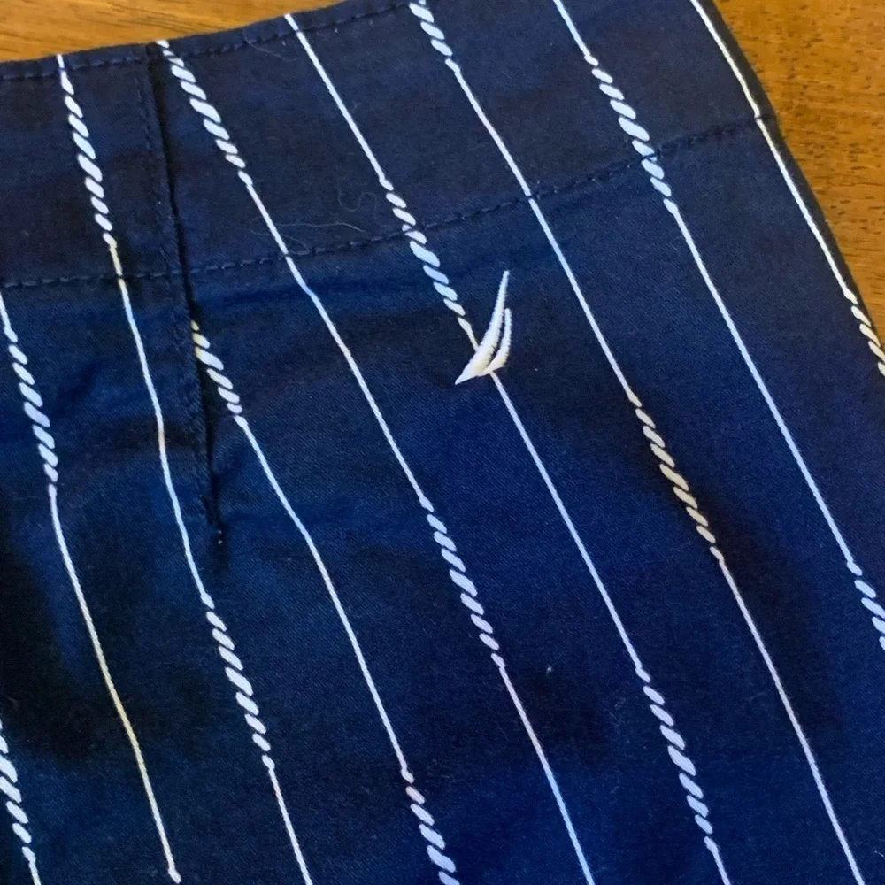Nautica Shorts women’s 6 navy white stripe nautical mid rise casual